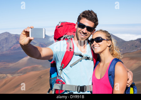 Glückliches Paar nehmen Foto von sich mit Ihrem Smartphone im Freien, unter einem "Selfie" Stockfoto