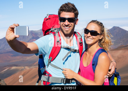 Glückliches Paar nehmen Foto von sich mit Ihrem Smartphone im Freien, unter einem "Selfie" Stockfoto