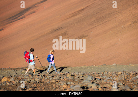 Wandern in den Bergen. Sportliche paar mit Rucksäcken, die Wanderung im Freien zu genießen. Stockfoto