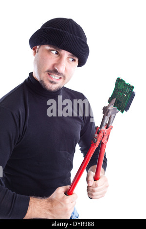 ein Dieb oder Einbrecher brechen eine Rennstrecke mit großen Drahtschneider Stockfoto