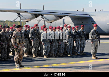 US Army Fallschirmjäger mit der 173rd Airborne Brigade Combat Team und lettische Soldaten stehen in Bildung nach der Ankunft 24. April 2014 in Riga, Lettland. Die Soldaten wurden nach Polen und die baltischen Staaten als die Spannungen mit Russland über die Ukraine eingesetzt. Stockfoto