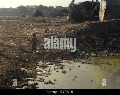 LAHORE, PAKISTAN, APRIL 24: Pakistanische Zigeunerkinder spielen im trockenen Fluss Ravi in der Nähe ihrer Heimat am Vorabend des Welt-Malaria-Tag, Slum in Lahore am 24. April 2014. Welt-Malaria-Tag wird weltweit jährlich jeden 25. April gefeiert. (Foto von Rana Sajid Hussain/Pacific Press) Stockfoto