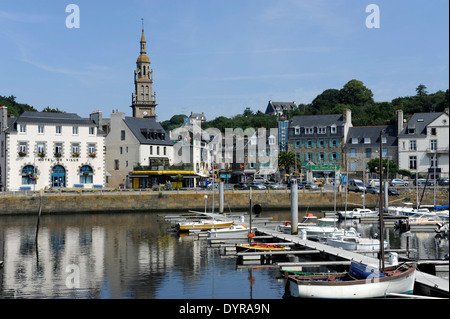 Binic Hafen, Notre-Dame de Bon Voyage Kirche, Rathaus in der Nähe von Saint-Brieuc, Côtes-d ' Armor, Bretagne, Bretagne, Frankreich Stockfoto