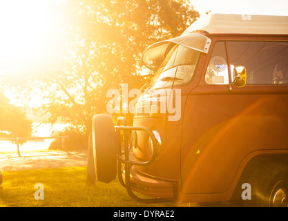 Einen alten VW Camper van fotografiert am frühen Abend Stockfoto