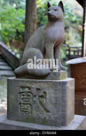 Hüter des Tempels, Nezu Schrein, Tokyo, Japan Stockfoto