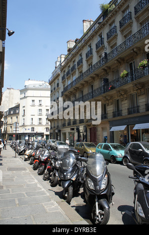 Motorräder parken auf einer Paris Straße Stockfoto