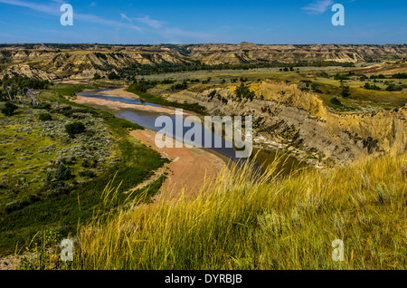 Ein Blick auf das Tal Little Missouri River im Theodore-Roosevelt-Nationalpark in North Dakota. Stockfoto