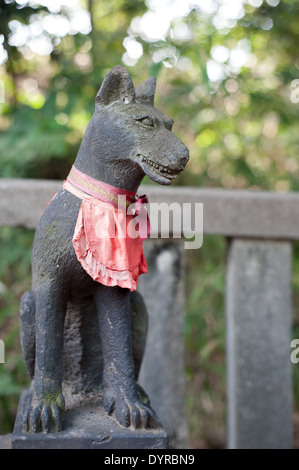 Hüter des Tempels, Nezu Schrein, Tokyo, Japan Stockfoto