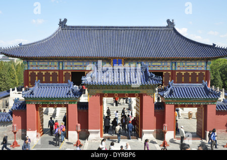 Touristen durch ein Tor im Tempel des Himmels Park, Peking, China, Stockfoto