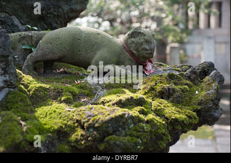 Hüter des Tempels, Nezu Schrein, Tokyo, Japan Stockfoto