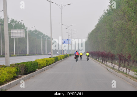 Australischer Radfahrer auf einer Radtour von China Reiten am Stadtrand von Peking Stockfoto