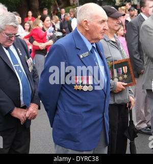 Palm Beach, Sydney, Australien. April 2014. ANZAC Day Parade and Service at Palm Beach kehrte zum Services League Club zurück. Kriegsveteranen, die mit Medaillen für Tapferkeit dekoriert sind, nehmen am Anzac Day Service in Sydney Teil. Credit: martin Beere/Alamy Live News Stockfoto