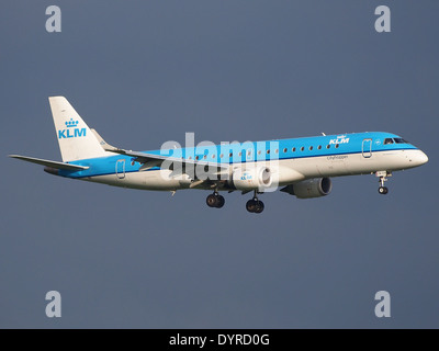 KLM Cityhopper PH-EZM (Embraer 190/195 Landung auf dem Flughafen Schiphol (AMS - EHAM), Niederlande Stockfoto