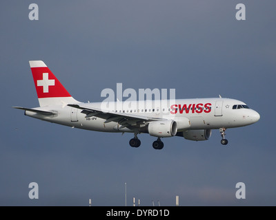 Schweizer Airbus A319-112, Zulassungsnummer HB-IPV, landet am Flughafen Schiphol in den Niederlanden. Die A319 ist ein schmales Linienflugzeug für kurz- bis Mittelstreckenflüge, das für seine Effizienz und seinen Komfort bekannt ist. Stockfoto
