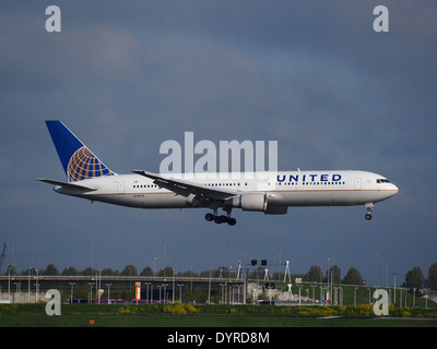 N649UA United Airlines Boeing 767-322(ER) Landung auf dem Flughafen Schiphol (AMS - EHAM), den Niederlanden, pic3 Stockfoto