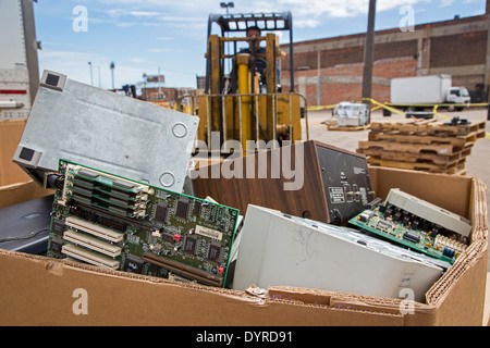 Detroit, Michigan - alte und unerwünschte elektronische Elemente werden gesammelt für das recycling an der Wayne State University. Stockfoto