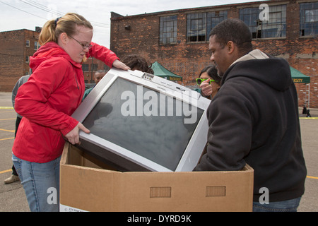 Detroit, Michigan - alte und unerwünschte elektronische Elemente werden gesammelt für das recycling an der Wayne State University. Stockfoto