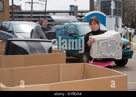 Detroit, Michigan - alte und unerwünschte elektronische Elemente werden gesammelt für das recycling an der Wayne State University. Stockfoto