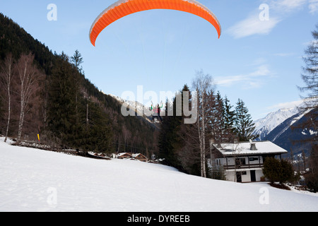 Ein Tourist nähert sich die Landung beim Tandemparagleiten mit einem Führer in Chamonix Mont-Blanc. Stockfoto