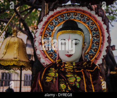 Buddha-Statue am Sule Pagode in Yangon, Birma Stockfoto