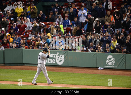 Boston, Massachusetts, USA. 22. April 2014. Masahiro Tanaka (Yankees) MLB: Masahiro Tanaka von der New York Yankees geht zurück auf die Trainerbank nach gezogen im achten Inning während der Major League Baseball Spiel gegen die Boston Red Sox im Fenway Park in Boston, Massachusetts, USA. © AFLO/Alamy Live-Nachrichten Stockfoto