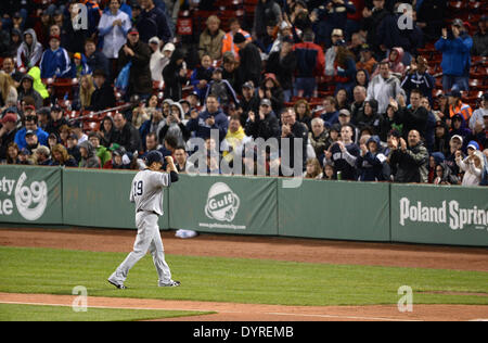 Boston, Massachusetts, USA. 22. April 2014. Masahiro Tanaka (Yankees) MLB: Masahiro Tanaka von der New York Yankees geht zurück auf die Trainerbank nach gezogen im achten Inning während der Major League Baseball Spiel gegen die Boston Red Sox im Fenway Park in Boston, Massachusetts, USA. © AFLO/Alamy Live-Nachrichten Stockfoto