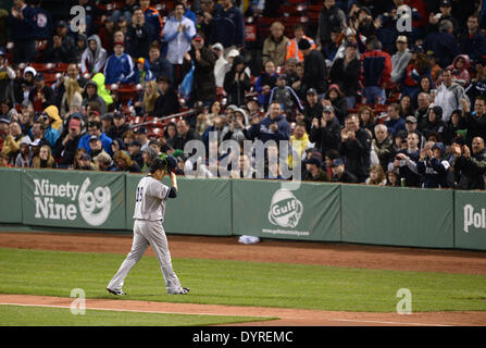 Boston, Massachusetts, USA. 22. April 2014. Masahiro Tanaka (Yankees) MLB: Masahiro Tanaka von der New York Yankees geht zurück auf die Trainerbank nach gezogen im achten Inning während der Major League Baseball Spiel gegen die Boston Red Sox im Fenway Park in Boston, Massachusetts, USA. © AFLO/Alamy Live-Nachrichten Stockfoto