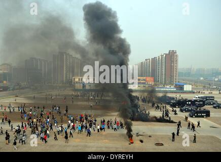 Peking, China. 25. April 2014. Eine Anti-Terror-Übung ist in Peking, Hauptstadt von China, 25. April 2014 statt. © Gong Lei/Xinhua/Alamy Live-Nachrichten Stockfoto
