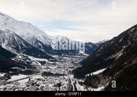 Das Tal von Chamonix Mont-Blanc gesehen beim Paragleiten von Planpraz. Stockfoto