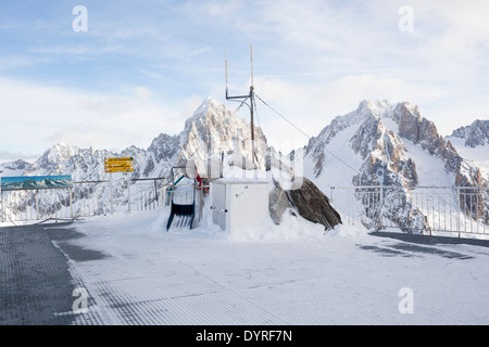 Ein "Sehr gefährlichen Bereich" oder "Zone Tres Dangereux" Warnsignal an der Spitze der Aiguille Du Midi Berggipfel über Chamonix Mont-Blanc. Stockfoto