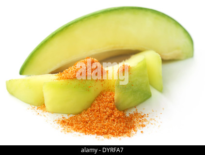 Frische grüner Mango mit Kochsalz gemischt mit Boden Chili auf weißem Hintergrund Stockfoto