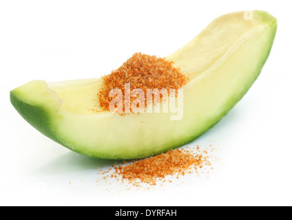 Frische grüner Mango mit Kochsalz gemischt mit Boden Chili auf weißem Hintergrund Stockfoto