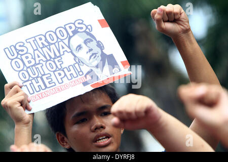 Manila, Philippinen. 25. April 2014. Ein Aktivist hält ein Plakat gegen die Vereinigten Staaten während einer Protestkundgebung in Manila, Philippinen am 25. April 2014. Die Demonstranten prangern die bevorstehenden Staatsbesuch von US-Präsident Barack Obama zu bezeugen, die Unterzeichnung des Abkommens über die verbesserte Verteidigung Zusammenarbeit, die U.S. Militärstützpunkte in das Land zurückbringen würde. Bildnachweis: Rouelle Umali/Xinhua/Alamy Live-Nachrichten Stockfoto