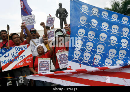 Manila, Philippinen. 25. April 2014. Aktivisten werfen ihre geballten Fäuste hinter einem mock US-Flagge bei einer Protestkundgebung in Manila, Philippinen am 25. April 2014. Die Demonstranten prangern die bevorstehenden Staatsbesuch von US-Präsident Barack Obama zu bezeugen, die Unterzeichnung des Abkommens über die verbesserte Verteidigung Zusammenarbeit, die U.S. Militärstützpunkte in das Land zurückbringen würde. Bildnachweis: Rouelle Umali/Xinhua/Alamy Live-Nachrichten Stockfoto