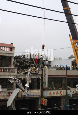 Taoyuan. 25. April 2014. Am 25. April 2014 mit einem Handy aufgenommenes Foto zeigt einem Militärhubschrauber Absturz in ein Wohngebiet Verdienste im Südosten Taiwan Taoyuan County. Der Absturz verletzt zwei Piloten an Bord, sagte Feuerwehrleute. Der Grafschaft Feuer Kontrollstelle sagte sie den Bericht des Absturzes bei 10:05 am 25 April erhalten. Keine Explosion oder Feuer aufgetreten, sagte sie. Die beiden verletzten Piloten haben zum Krankenhaus gehetzt worden und sind in einem stabilen Zustand. Bildnachweis: Huang Xiaoyong/Xinhua/Alamy Live-Nachrichten Stockfoto