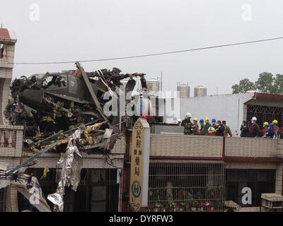 Taoyuan. 25. April 2014. Am 25. April 2014 mit einem Handy aufgenommenes Foto zeigt einem Militärhubschrauber Absturz in ein Wohngebiet Verdienste im Südosten Taiwan Taoyuan County. Der Absturz verletzt zwei Piloten an Bord, sagte Feuerwehrleute. Der Grafschaft Feuer Kontrollstelle sagte sie den Bericht des Absturzes bei 10:05 am 25 April erhalten. Keine Explosion oder Feuer aufgetreten, sagte sie. Die beiden verletzten Piloten haben zum Krankenhaus gehetzt worden und sind in einem stabilen Zustand. Bildnachweis: Huang Xiaoyong/Xinhua/Alamy Live-Nachrichten Stockfoto