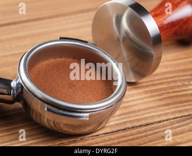 gemahlenen Kaffees im Siebträger verstopft, Colse bis Stockfoto
