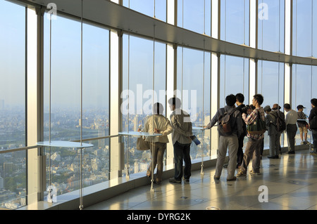 Urlauber, die über Stadt an Tokyo City View in Roppongi Hills Mori Tower Tokyo, Japan Stockfoto