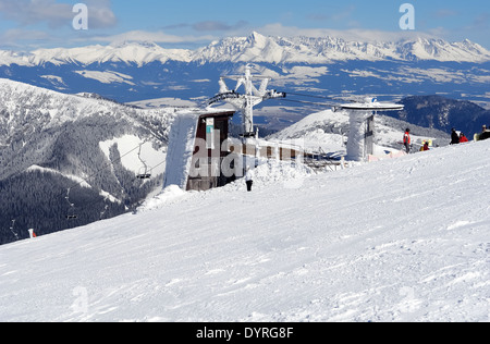 Blick auf die Berge an der Liftstation in Jasna Niedere Tatra. Stockfoto