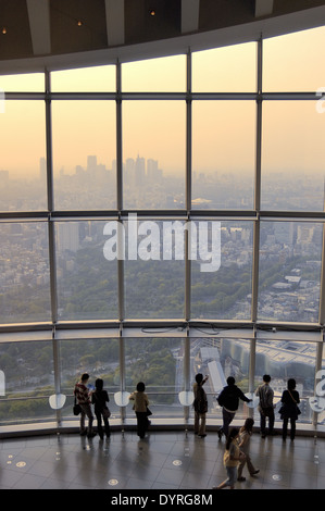 Urlauber, die über Stadt an Tokyo City View in Roppongi Hills Mori Tower Tokyo, Japan Stockfoto