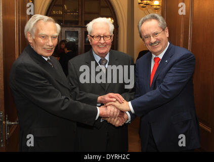 Georg Kronawitter und Christian Ude gratulieren Hans-Jochen Vogel, 2011 Stockfoto