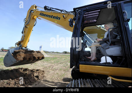 Beate Merk am ersten Spatenstich mit Bagger, 2011 Stockfoto