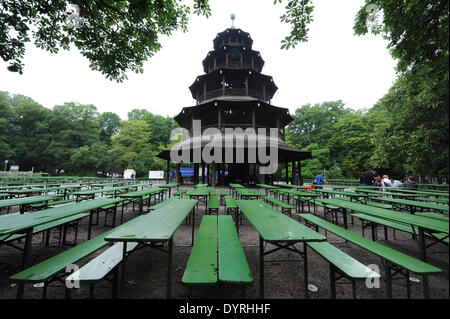 Leeren Biergarten am chinesischen Turm in München, 2011 Stockfoto