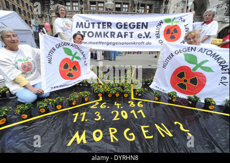 Mahnwache der Mütter gegen Atomkraft in München, 2011 Stockfoto