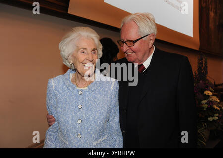 Dr.Hildegard Hamm-Brücher und Dr. Hans-Jochen Vogel bei der Verleihung des Buergerpreis in München, 2011 Stockfoto