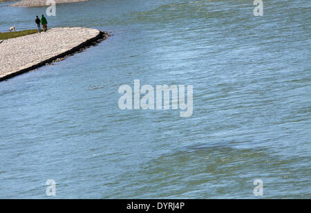 Spaziergänger entlang der Isar in München, 2011 Stockfoto