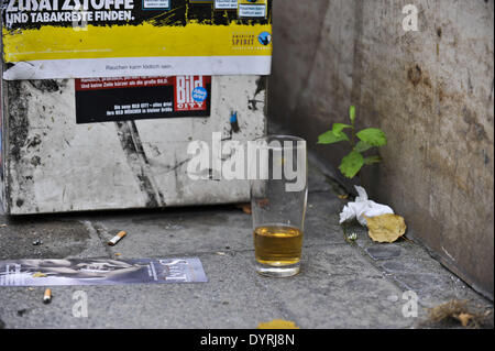 Halb leer Bierglas auf der Straße in München, 2011 Stockfoto