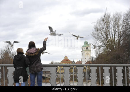 Mädchen, die Fütterung Möwen an der Isar in München, 2011 Stockfoto