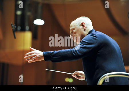 Bernard Haitink dirigiert das Bayerische Rundfunk-Sinfonieorchester bei der Generalprobe in München, 2011 Stockfoto