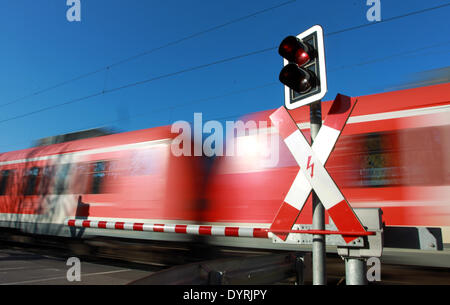 Geschlossenen Bahnübergang in Emmering, 2011 Stockfoto